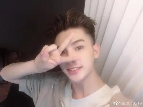 8.22 黄明昊(自拍)