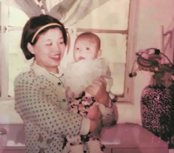 养母许敏抱着小时候的姚策
