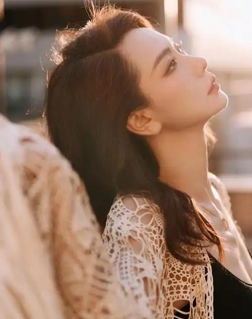 戚薇最新春日写真展现悠然格调