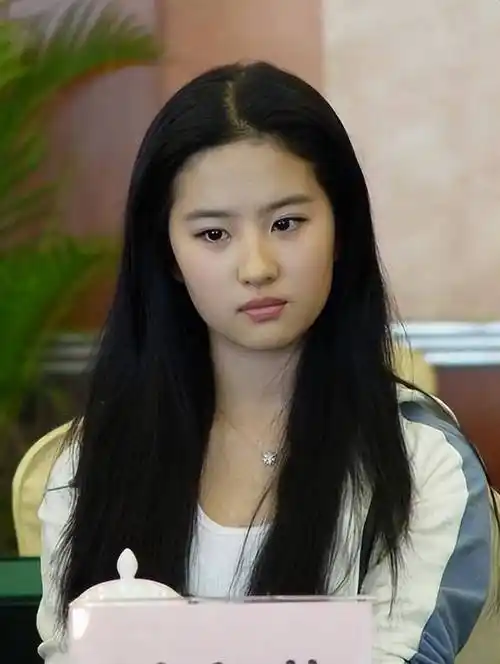 刘亦菲私生活被曝光;事实证明,她与"干爹"陈金飞的关系不简单