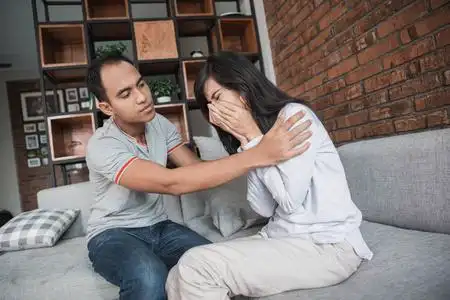 男人安慰伤心女人照片