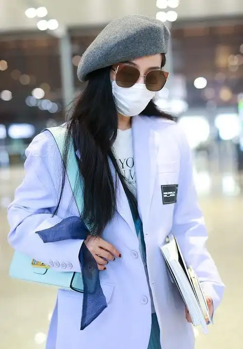 范冰冰长发披肩清新甜美机场照图片_明星_美桌网