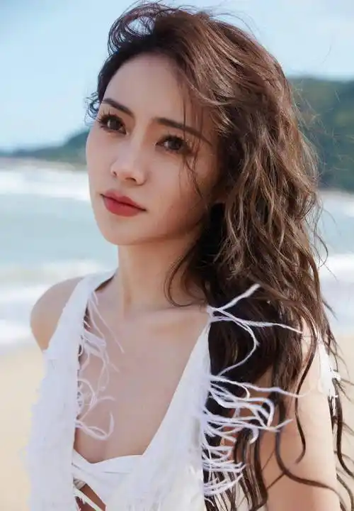 谢可寅清纯时尚迷人美丽海边穿深v领羽毛裙_沙滩_森林_裙子