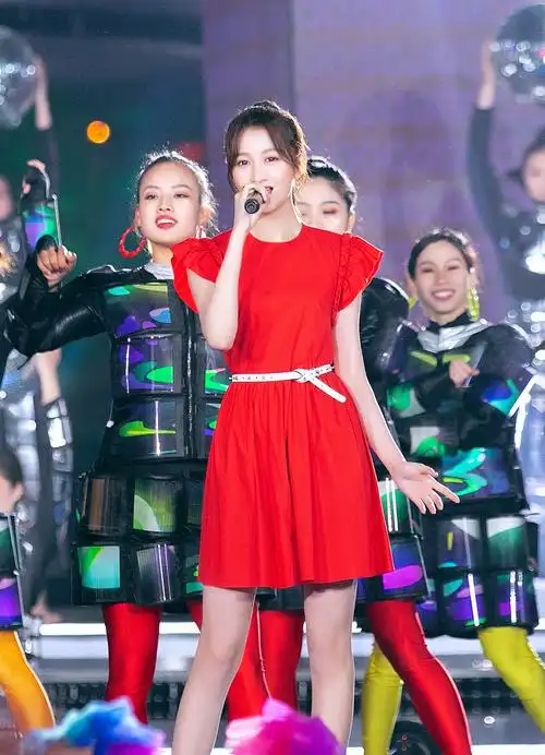 【明星苑】关晓彤的腿真是无敌了,春晚穿一袭小红裙,身高172却有182既