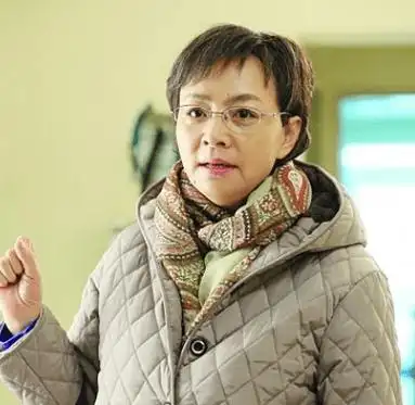 宋丹丹带小孙子遛弯!