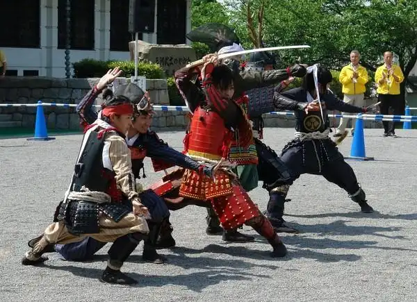 ▼旅程中将遇到穿扮成日本战国时代服装的武士,忍者和武将,并与之来