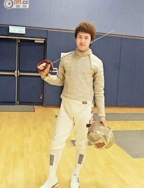 王嘉尔曾经是击剑运动员