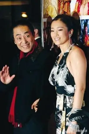 巩俐又牛了!和75岁老公受邀出席法国国宴,一身黑白配又嫩又霸气