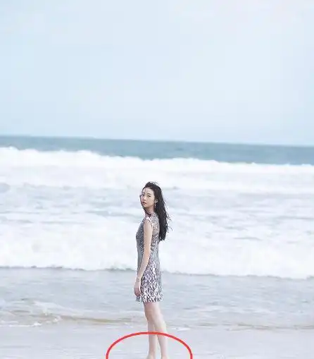 张艺凡海边踩沙滩镜头拉近给脚掌特写网友芭蕾后遗症