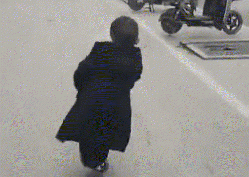 太兴奋熊孩子放假走出六亲不认的步伐