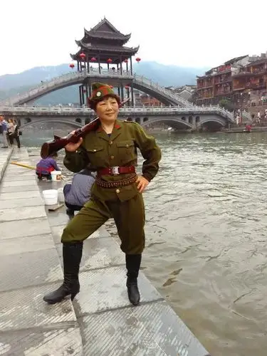 喜笑着变换ps,美美的再现一番国民党女军官的风范,也可说过了一把女匪