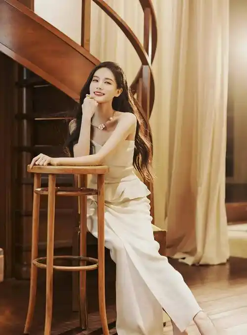 李一桐,1990年出生于中国山东省,身高164厘米,体重42公斤.