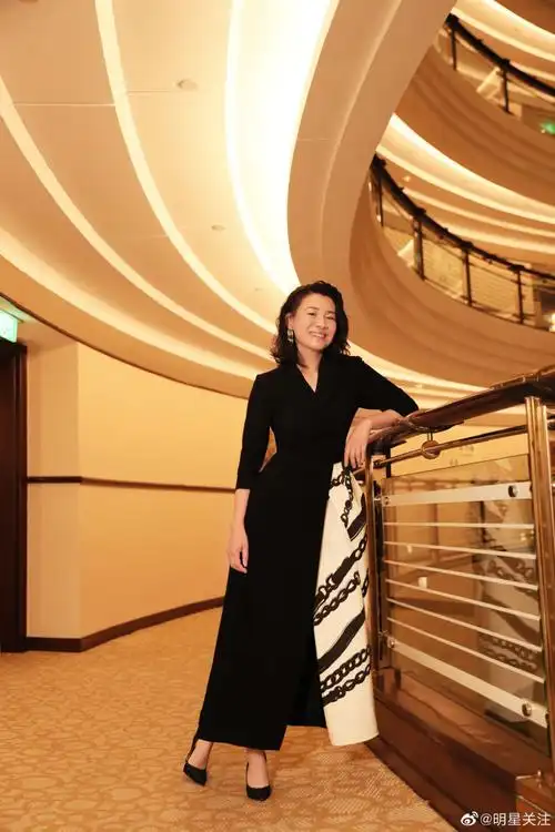 第25届上海电视节#今晚,@演员刘琳出席"白玉兰荣耀之夜"提名酒会,一