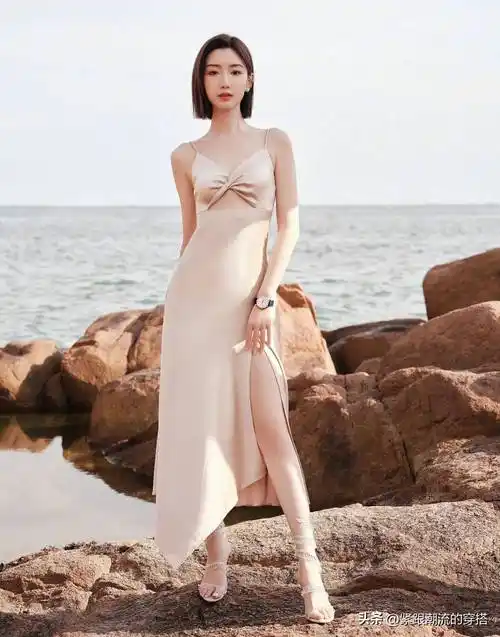 毛晓彤黑色亮片西装庆中秋,露脐内衬秀小蛮腰,感谢陈翔不娶之恩_时尚