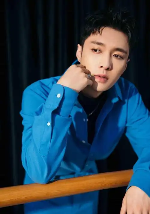 张艺兴时尚休闲写真,高清图片-壁纸族