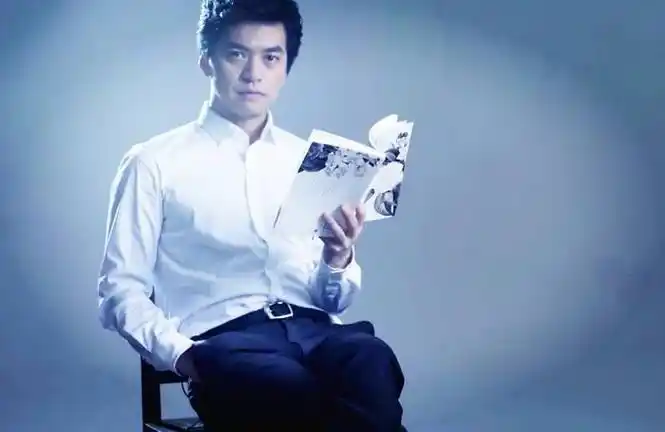 我在以前的一篇文章中写过,李健最欣赏的年轻歌手有两位:一位是梁博