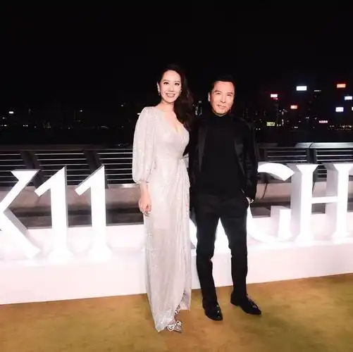 大家看到这样的霍启山也是纷纷留言吐槽道:山哥也挺喜欢埋女人堆拍照