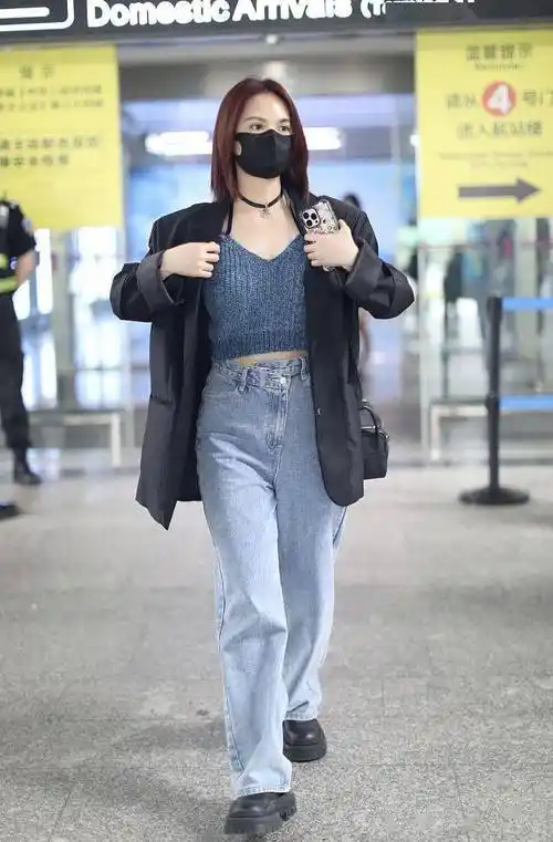 杨丞琳露腰短衫配高腰阔腿牛仔裤外搭廓形西装清爽简约
