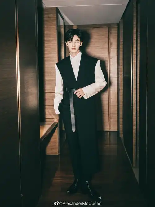 mcqueenstar#@theo-朱正廷身着#alexander mcqueen亚历山大麦昆#2022