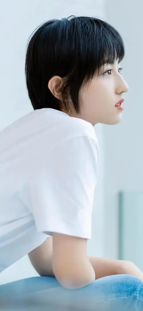 张子枫清纯短发迷人写真,高清图片,手机锁屏桌面-壁纸族