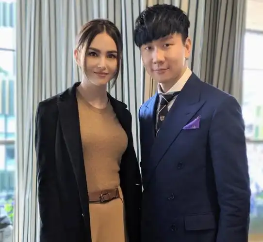 周杰伦妻子的个人资料简介(昆凌嫁给周杰伦没有自我,名媛聚会没人带她