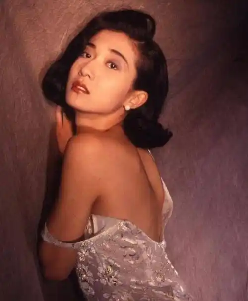 原创成龙为何会被吴绮莉迷住而犯错呢年轻时候的吴绮莉真的很美