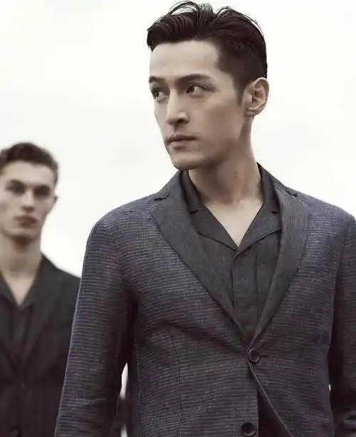 原创胡歌可算现身了穿围裙变居家男人让人眼馋认真起来真迷人