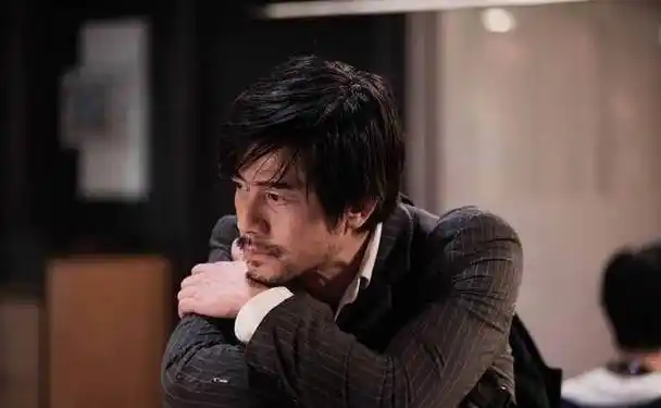 郭富城早上拍完意气风发的金融才俊形象,晚上就立刻变成游民,连胡子都