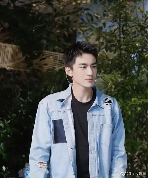 论颜林更新还真没输过就连曝光的私照都是理想男友的标准长相