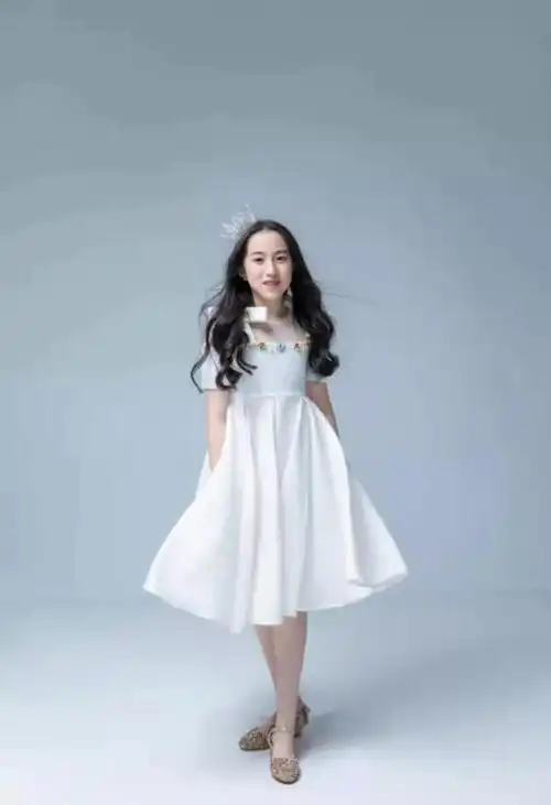 点赞中国小歌手淡嘉怡以爱国之情唱响新时代爱国主旋律