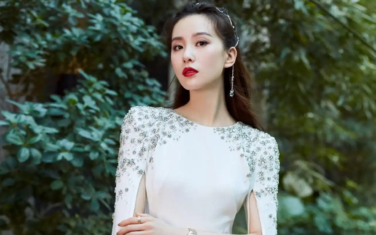 刘诗诗星钻白裙优雅写真桌面壁纸