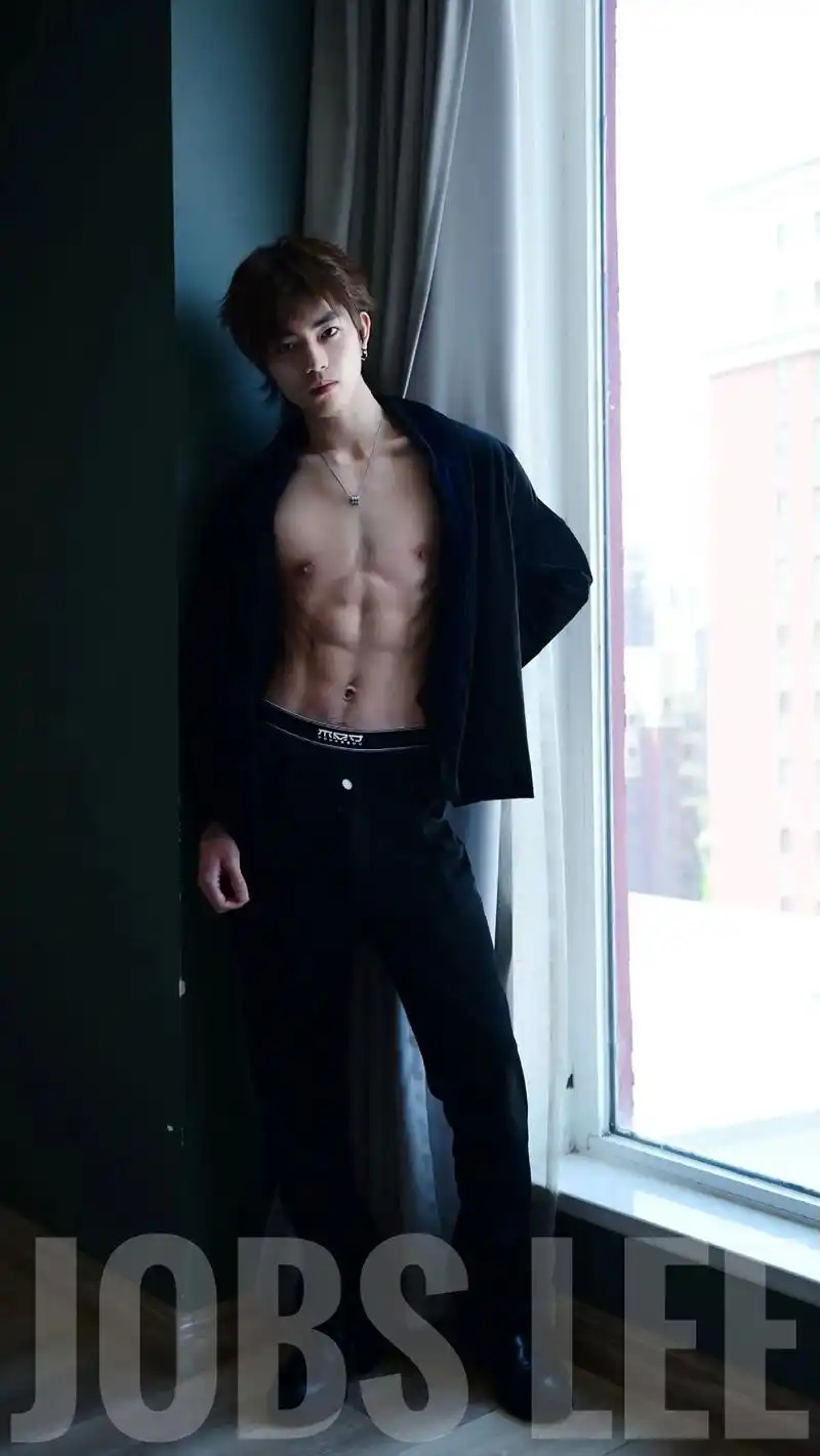 作品【黑衣男子】#摄影在抖音 #该有的肌肉线条 #腹肌 #泰 - 抖音