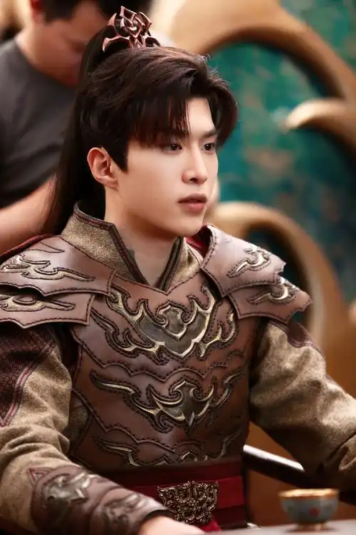 范丞丞新剧古装造型曝光 穿盔甲束发你可不可?