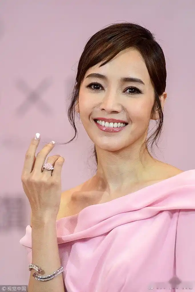更加亮眼的是,侯佩岑身上所佩戴的钻戒,手环两件珠宝加起来,市值价格