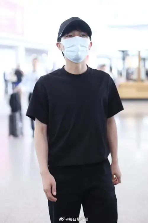 2023年8月10日,北京,周深all black造型抵达首都机场.#周深#周深超话