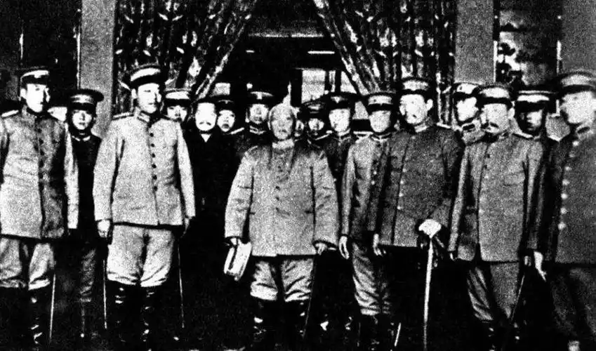 1912年2月中旬,顾维钧突然接到中国驻美使馆通知,总统袁世凯邀请