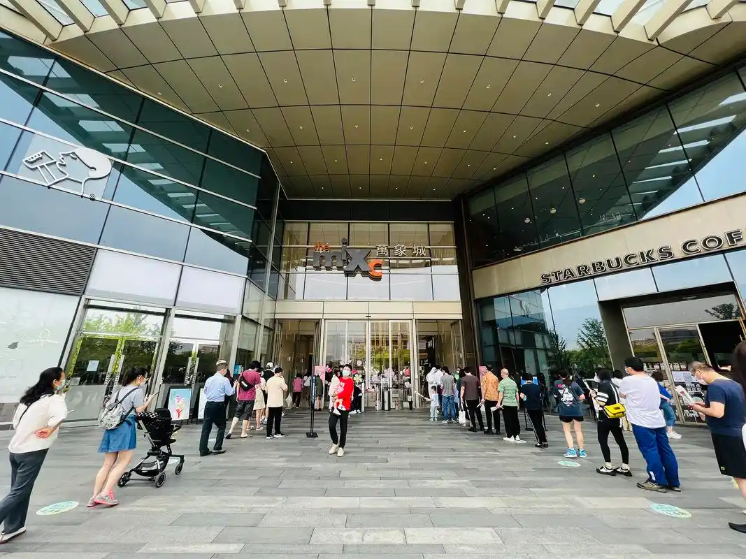 6月1日,在上海万象城入口,市民有序排队.