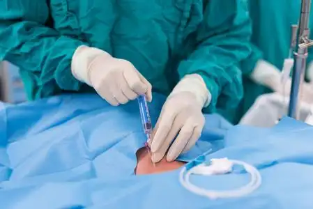 医生穿刺颈内静脉照片