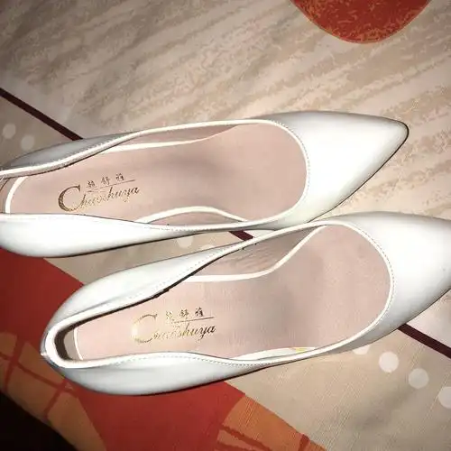 一双白色高跟鞋