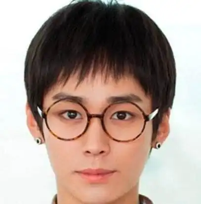 男生锅盖头弧形刘海图片 示范帅气男生锅盖头如何打理_刘海发型_西子