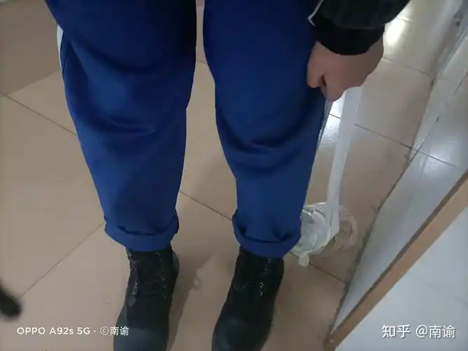 虽然有一点误差,我裤子是校服蓝色裤子,上衣没穿校服,黑上衣灰外套