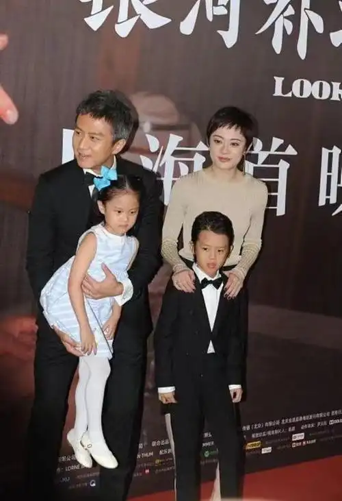 邓超孙俪一家四口甜蜜现身儿女继承高颜值穿搭像王子与公主