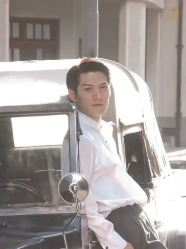 严屹宽.剑眉星目,唇红齿白.