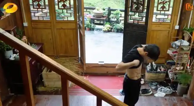 彭昱畅掀开衣服给张子枫看腹肌张子枫耿直我觉得这是肋骨