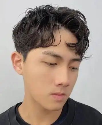 黑se的短发稍微烫一些卷度即可,看起来像是天生的自然卷,这款发型即使