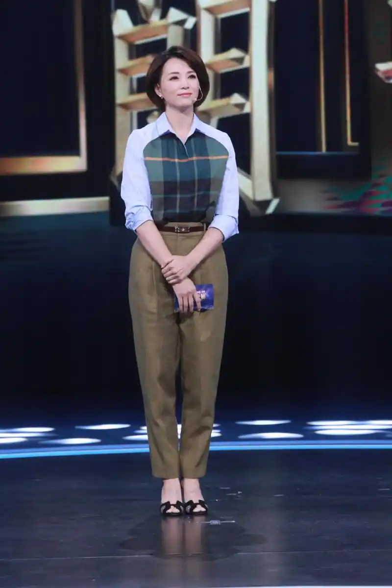 原创"央视一姐"董卿加盟《主持人大赛》,工装裤配格纹衫,比例惊艳
