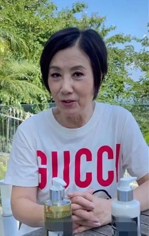 汪明荃晒新发型脸上皱纹黄斑完全不掩饰自然老74岁还很优雅