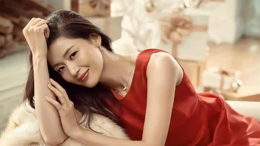 全智贤气质优雅甜美大方端庄,网友:美得令人心动