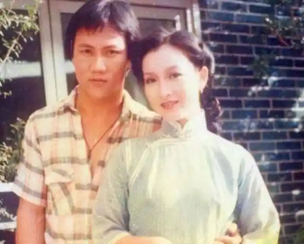 婚后,赵雅芝和黄汉伟很幸福,还有了两个孩子,可第五年因为一黄元申的