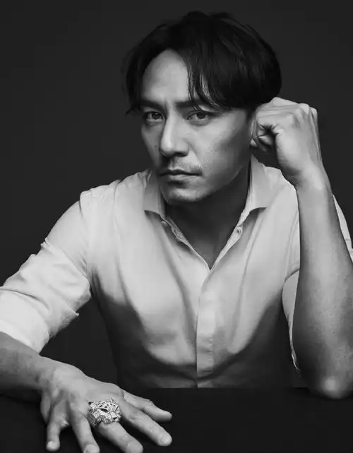 张震野性气息帅气写真